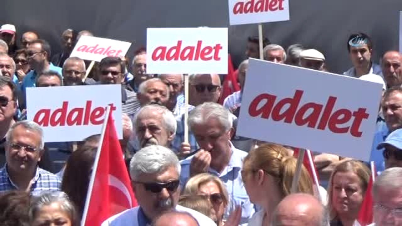 CHP'li Vekil Özcan Adliye Bahçesinde Oturma Eylemi Yaptı