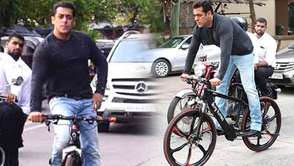 Download Video: VIDEO Salman Khan CYCLES Outside Shah Rukh Khan's House Mannat in Mumbai