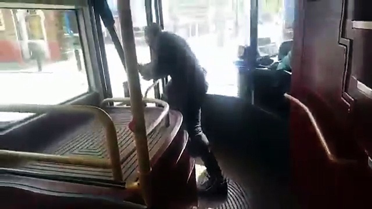 Le passager d'un autobus a réussi a désarmé un homme avant qu'il n'attaque des passagers