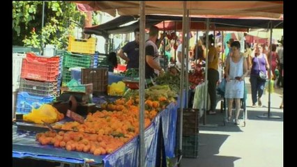 Στους πάγκους μένουν τα προϊόντα αντί να γεμίζουν τα ψυγεία των πολιτών
