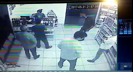 tüm müştrilerin polis olduğu dükkanı soymaya çalışmak