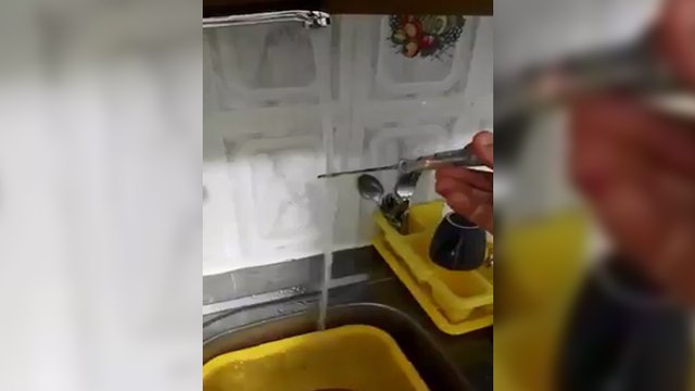 L'eau de son robinet est électrifiée