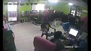 210.Internet Cafe मे सापने किया हैरतंगेज हमला.......!!! बाल-बाल बची युवक की जान