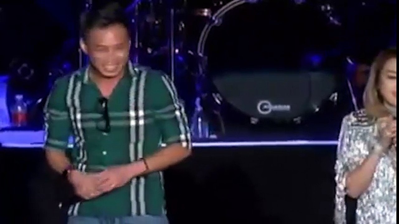 Mỹ Tâm cởi áo khoe body trước hàng ngàn khán giả