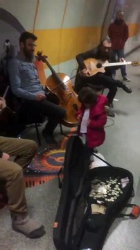 Quand une fillette s'incruste avec des musiciens du métro et devient la star du moment
