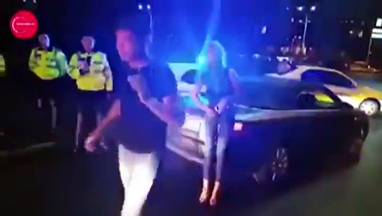 Ce russe met un coup dans les parties d'un policier et fini KO... Fallait pas embeter la police