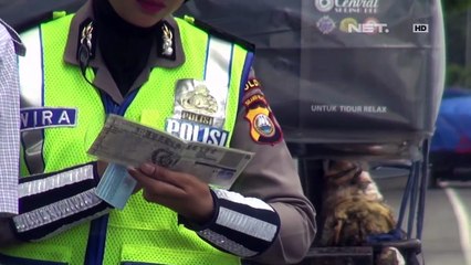 Supir Truk Kelebihan Muatan Mencoba Suap Polisi - 86