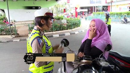 Loncat Dari Kendaraan Bak Terbuka, Anak-anak ini Ditegur Petugas - 86