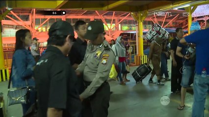 Mencurigakan, Petugas Periksa Barang Bawaan Pria ini - 86