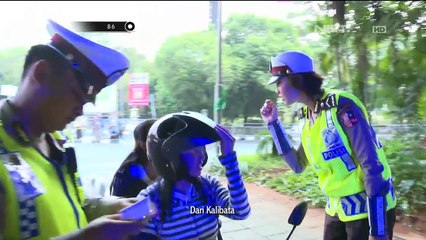 Melaju Kencang & Terobos Lampu Merah, Supir Bus Tabrak Pengendara Motor - 86