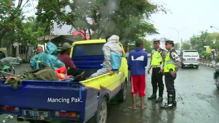 Inovasi Petugas Berikan Peringatan Pada Truk Muatan Barang yang Mengangkut Orang - 86