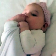 Parmağını emen bebek