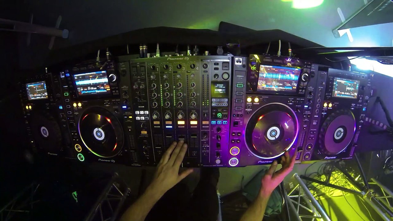 Dj chris  villa