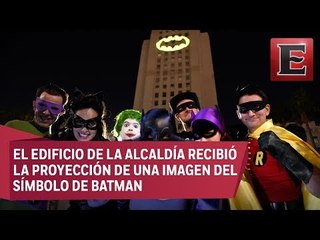 La batiseñal brilla en Los Angeles en honor a Adam West