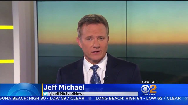 Une femme se fait traîner par une voiture au milieu de l'autoroute