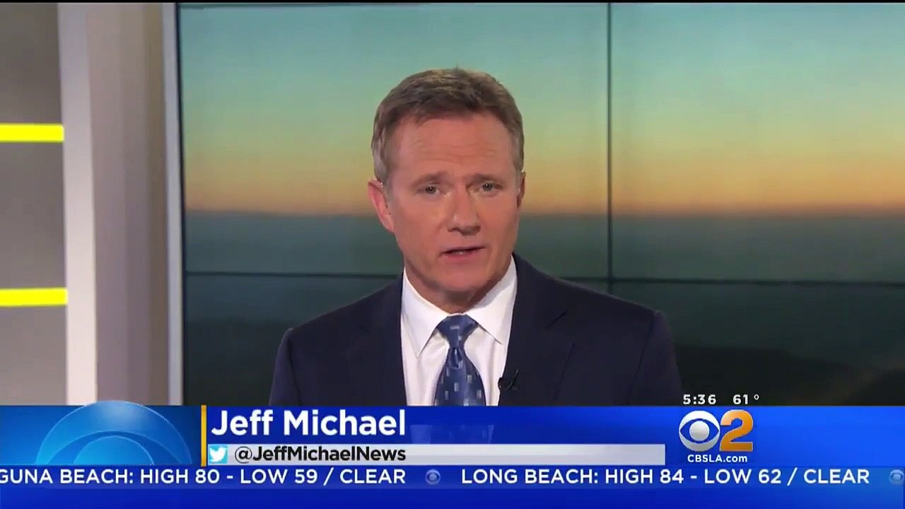 Une femme se fait traîner par une voiture au milieu de l'autoroute