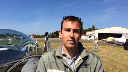 Un pilote fait découvrir la voltige