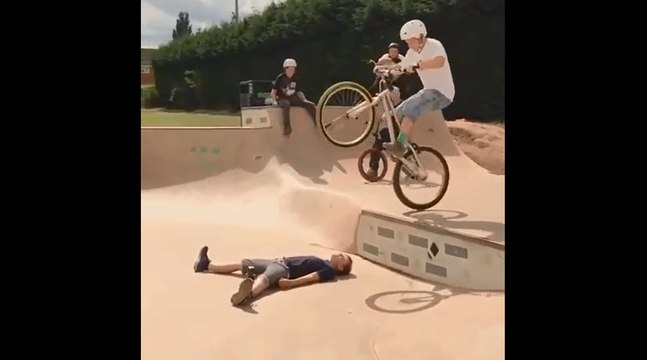 Au moment où il saute la chaîne casse.