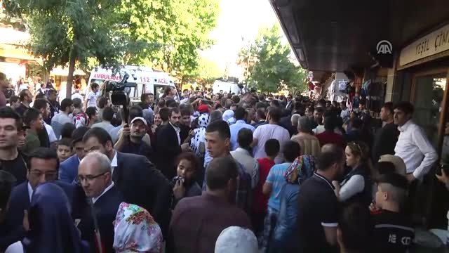 Başbakan Yıldırım, Vatandaşları Selamladı ve Esnaf Ziyaretinde Bulundu