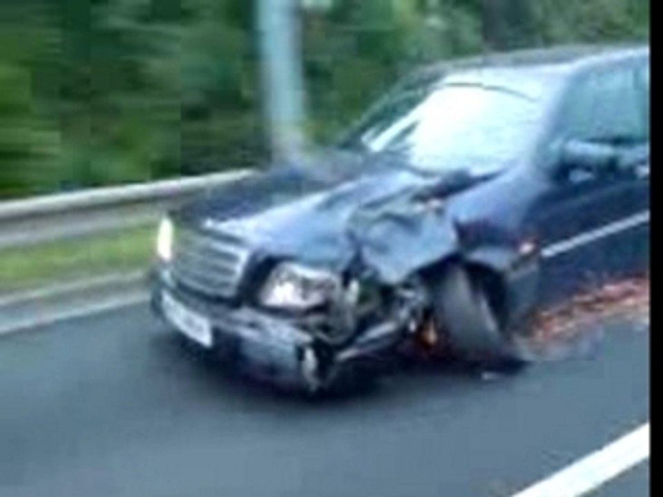 Mercedes accidenté + roue en moins