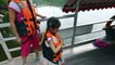 Chine: cartables et gilets de sauvetage pour se rendre à l'école