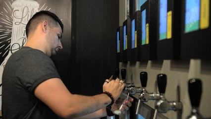 El bar donde los clientes se sirven sus propias cañas