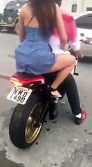 Aquele momento que você quer se exibir com a moto mas dá tudo errado