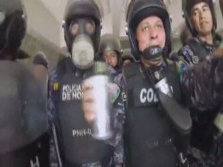 Guerra campal en la UNAH entre policías y estudiantes