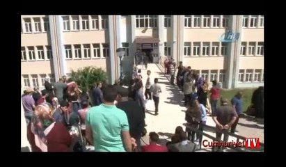 Oğlu sınava geç kaldı, kapıları yumrukladı