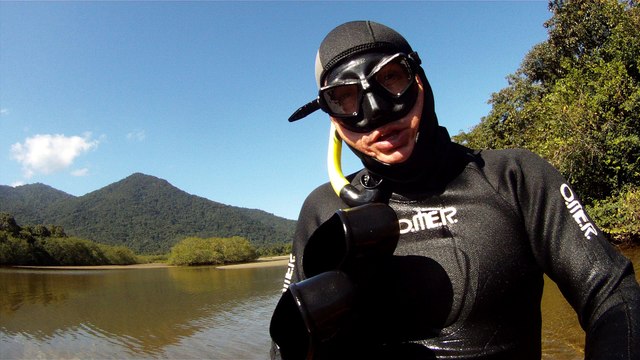 Mergulhando em apneia contemplativa na foz do rio Ubatumirim, Ubatuba, nas ondas e areias da praia e mata ciliar, Ubatuba, SP, Brasil, 2017