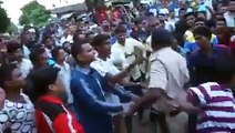 424.shocking news in india Police man fight with angry crowd