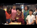 Tina Toon Berikan Hadiah Untuk Oma