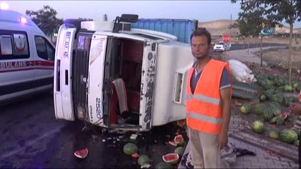 Şanlıurfa'da Karpuz Yüklü Kamyon Devrildi: 2 Yaralı