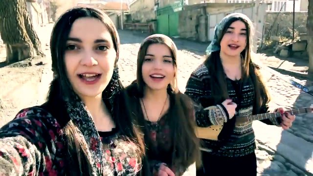 اللهم شردنا في بلاد الشيشان اقليم كردستان و جبال القوقاز لنلتقي بمثل هاته الجميلاتIلا تحتاج لفهم كلامهم