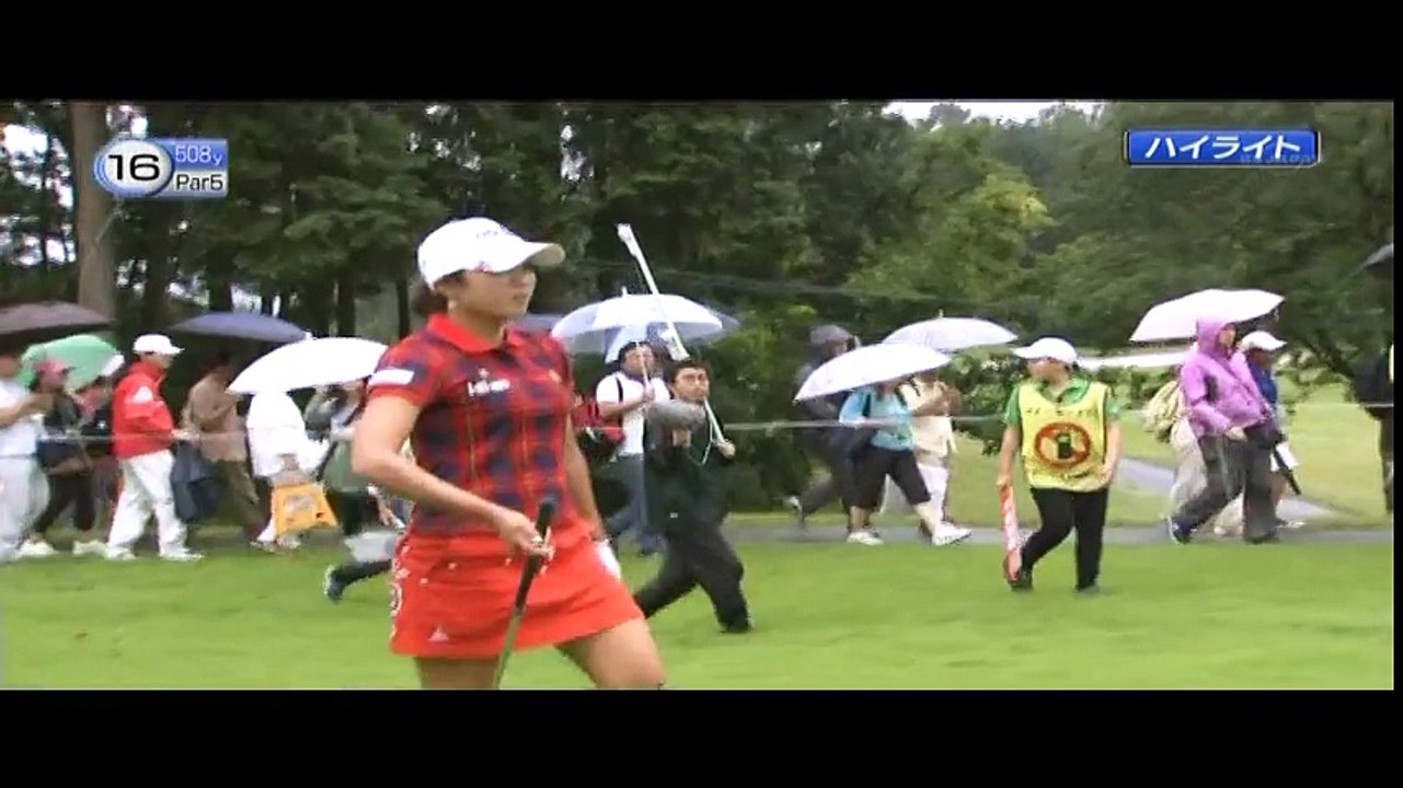 2015ゴルフ５レディース最終日、イボミおへそチラリ！