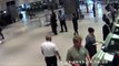 Un employé de la compagnie United Airlines violente un passager âgé et personne ne bouge