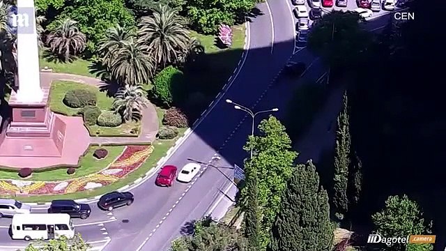 Cette mére russe laisse tomber ses 2 enfant de sa voiture en marche, au milieu de la route