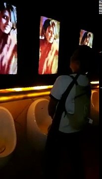 Des écrans installés devant les urinoirs en Inde diffusent des vidéos marrantes