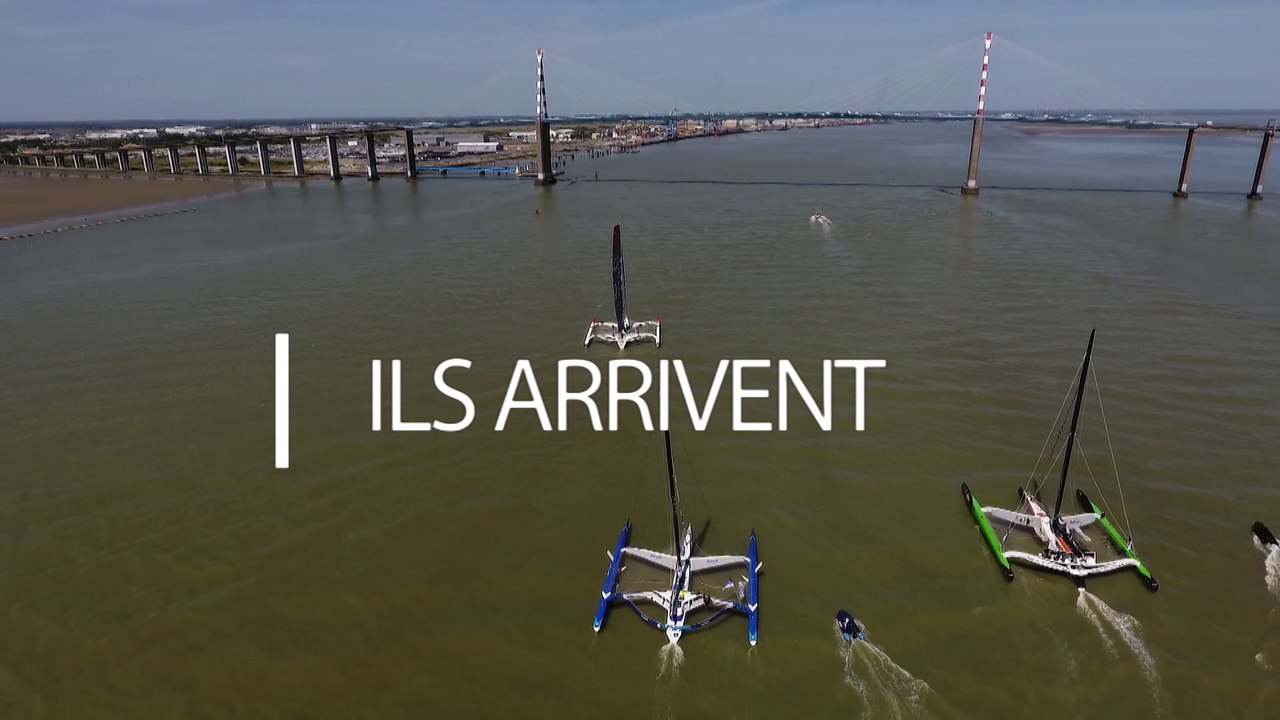 Arrivée des Trimarans Ultimes sous le Pont de St Nazaire