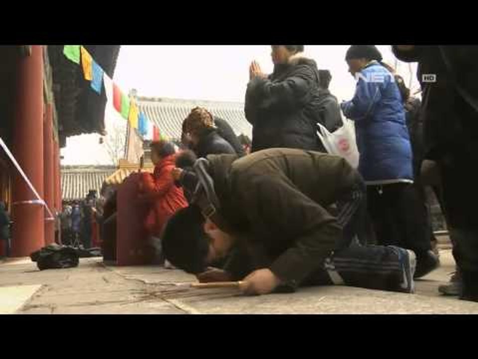 NET17 - Ribuan orang berdoa di Vihara Beijing, Cina