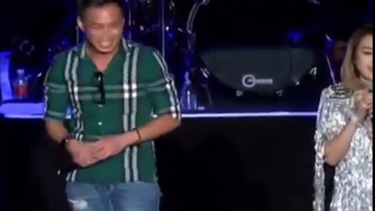 Mỹ Tâm cởi áo khoe body trước hàng ngàn khán giả