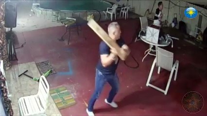 Un propriétaire badass se défend avec une machette face à des cambrioleurs armés et leur vole leur fusil