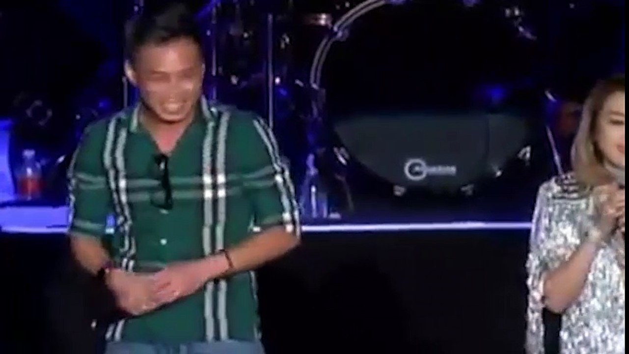 Mỹ Tâm cởi áo khoe body trước hàng ngàn khán giả