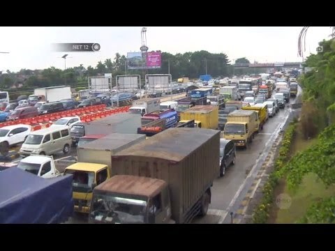 NET12 - Tol Jagorawi Hingga Gerbang Tol Cililitan Macet Akibat Banjir