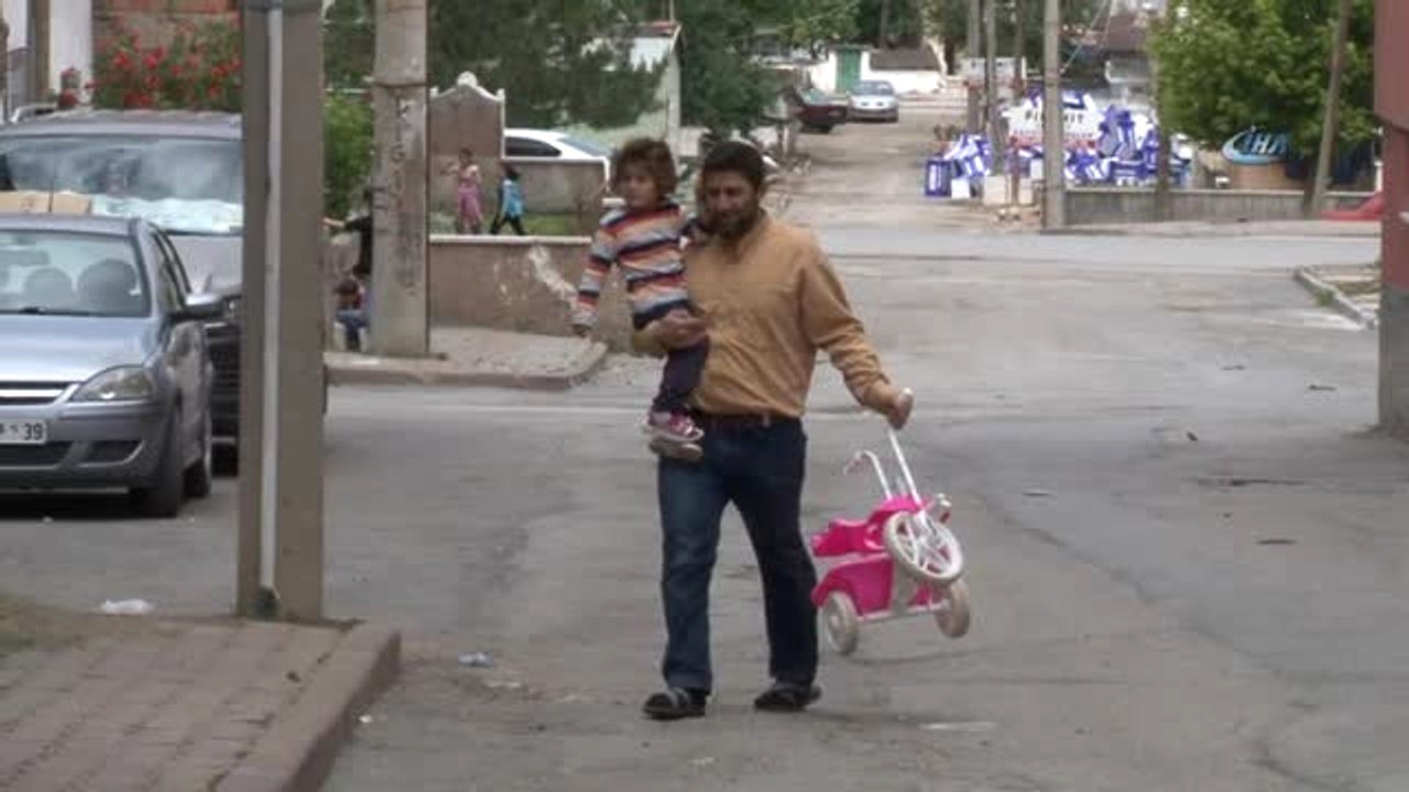 Beş Çocuğuna Hem Babalık Hem Annelik Yapıyor