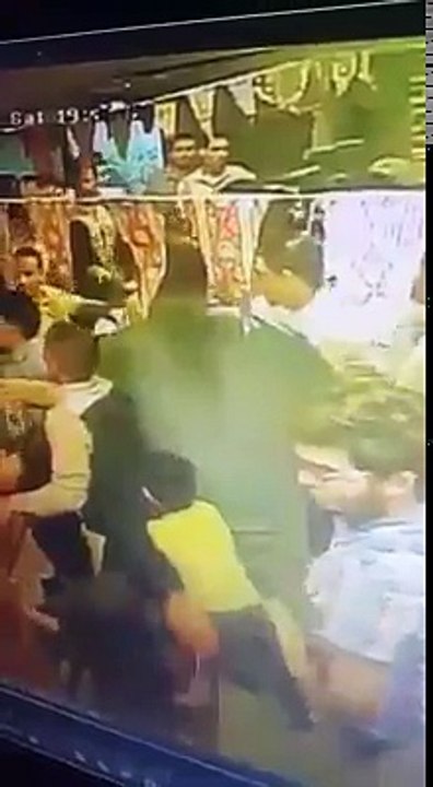 شاهد بالفيديو.. لـ«خناقة» منتقبات مع عمال مطعم أم حسن بمصر