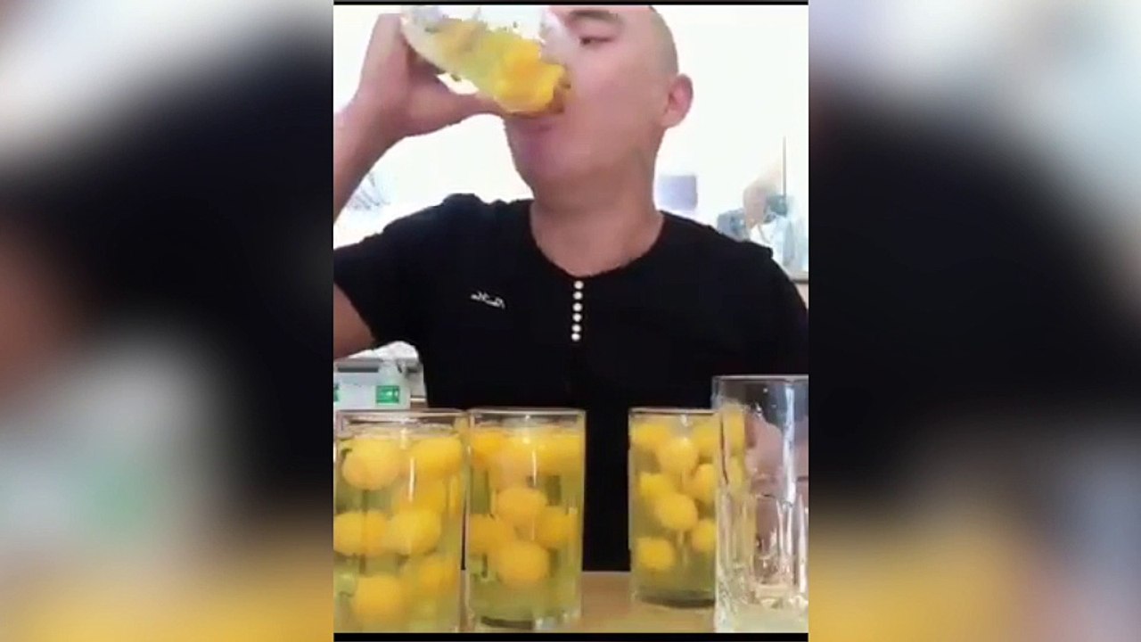 Cet homme avait une grosse faim pour le petit déjeuné !