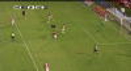 Comical missed bicycle kick still leads to goal in Primera Division game