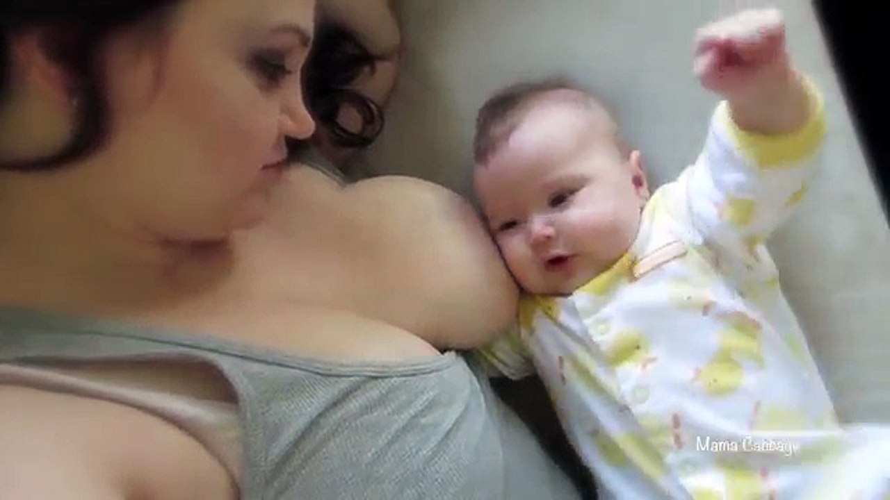 BREASTFEEDING DISTRACTED AVIV!