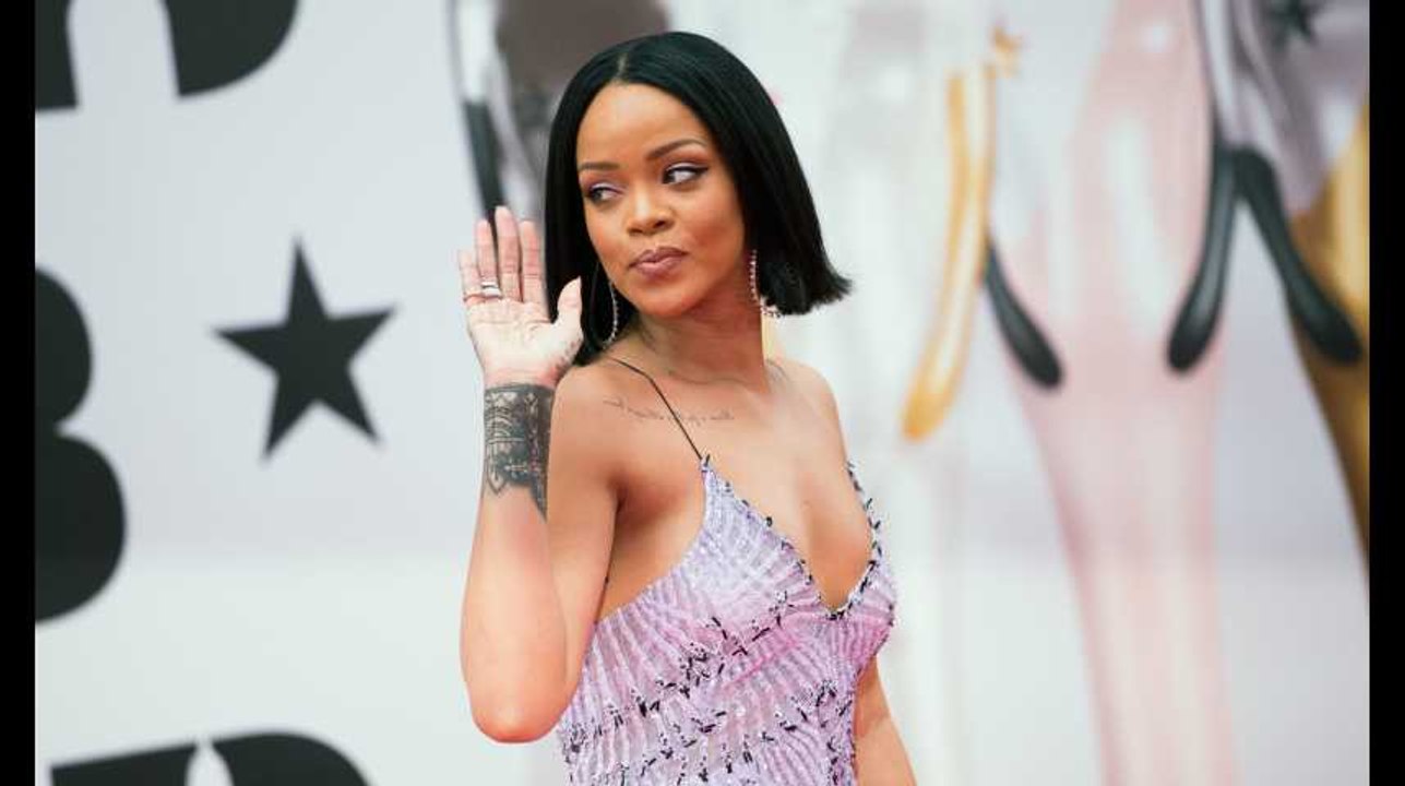 Rihanna sexy affiche un décolleté plongeant à Paris dans une robe transparente (Vidéo)